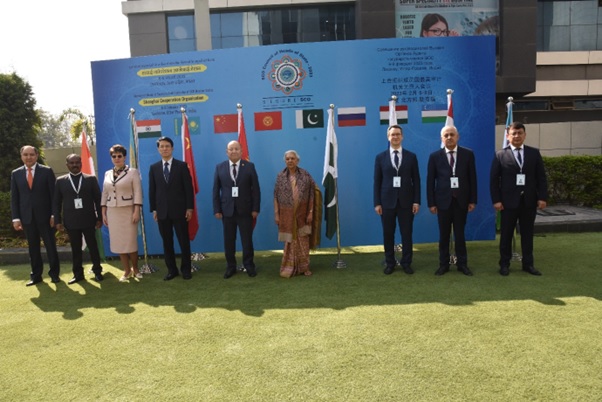 Hon’ble Governor of Uttar Pradesh, Smt. Anandiben Patel, CAG of India, Sh. Girish Chandra Murmu along with the Heads of delegation from Kazakhstan, China, Kyrgyzstan, Russia, Tajikistan and Uzbekistan at the 6th Meeting of Heads of SAIs of SCO held in Lucknow, India (6 - 7 February, 2023)