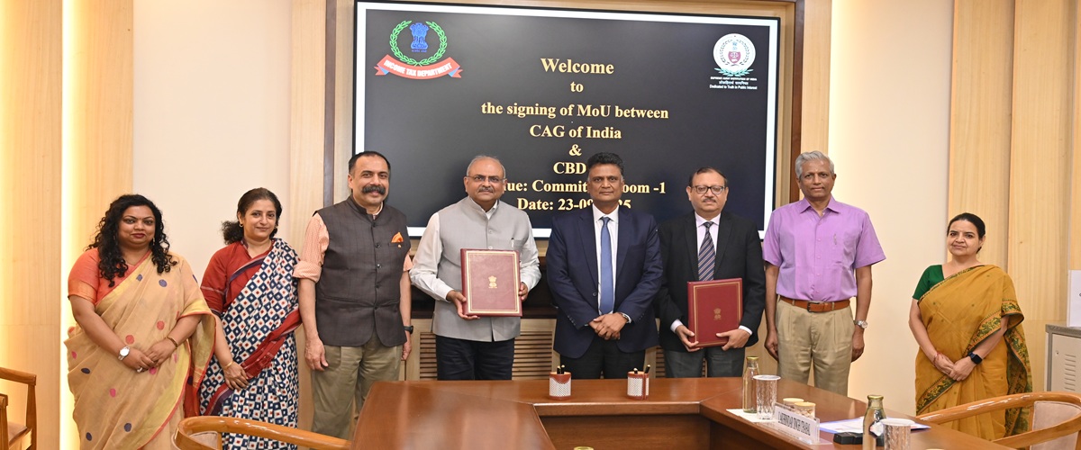 Sh. K. Sanjay Murthy, CAG, Sh. Ravi Agrawal Chairman, CBDT, Sh. KS Subramanian, Dy CAG, (HR, IR, Legal & Coordination), Sh. AM Bajaj, Dy CAG, (Commercial & CRA) and others in New Delhi on 23.09.2025 at signing of MoU.