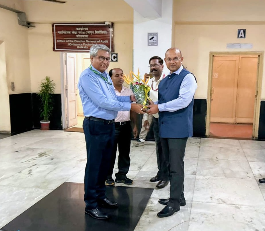 Shri Sarat Chaturvedi, DGA (OF) welcoming Shri Subir Mallick, DAI (Defence)