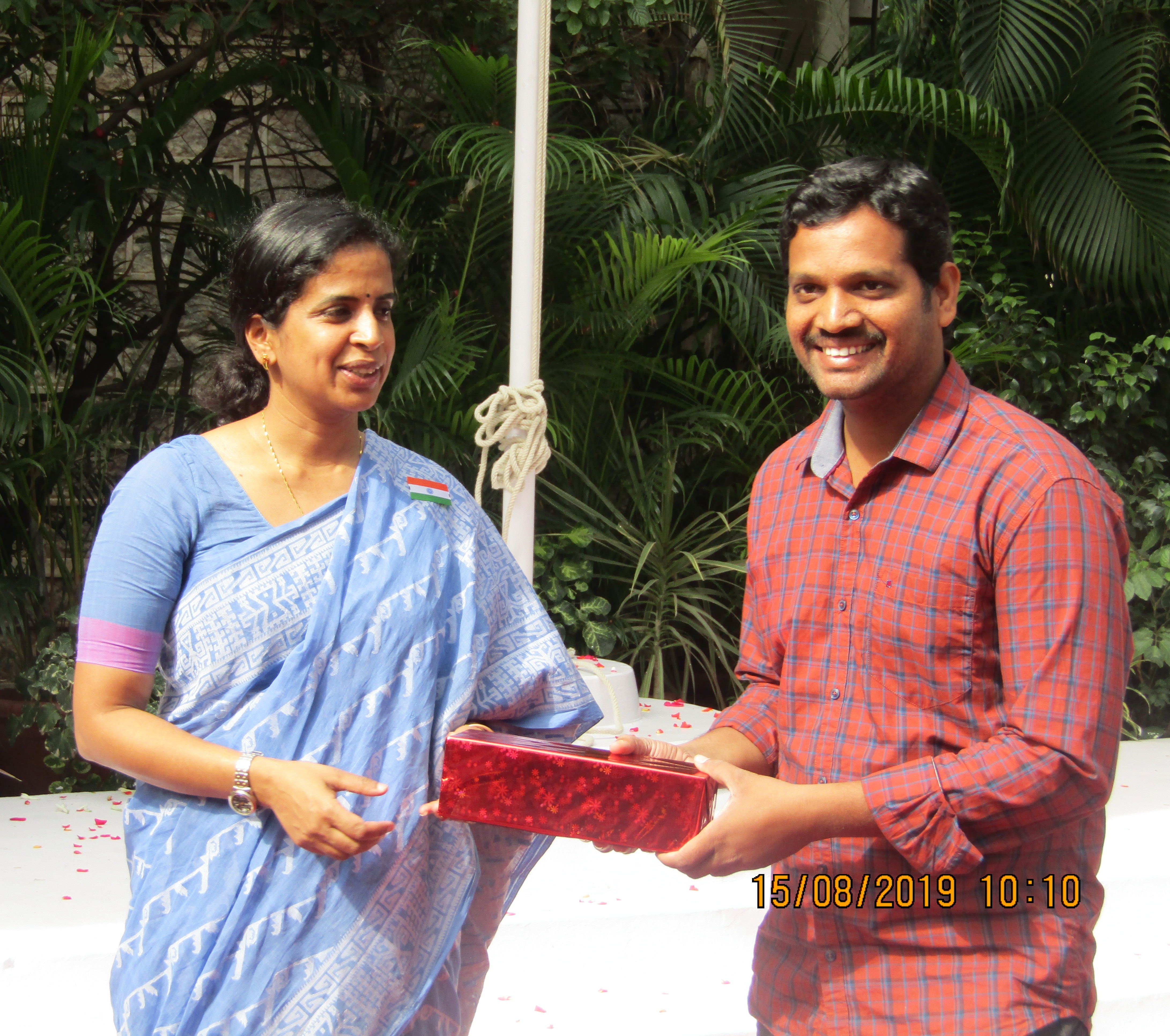 Independenceday-Accountant General Ms Sudha Rajan distributing prizes
